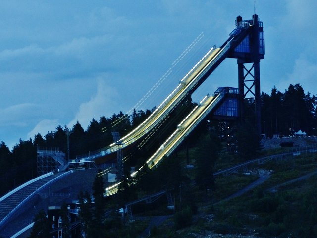 Sprungschanze in Falun bei Nacht