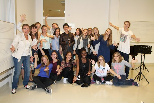 Regisseurin Karola Sakotnik, Vocalcoach Lisa Raffold (v.l.) mit den erfolgreichen Castingteilnehmern.