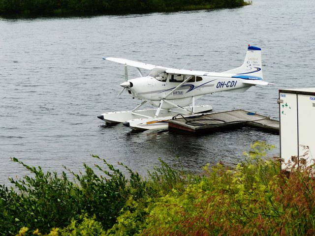 Wasserflugzeug, ein, oft unentbehrliches, Transportmittel