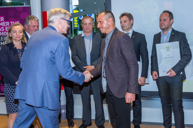 Clemens Malina-Altzinger, Vizepräsident der Wirtschaftskammer OÖ gratuliert Friedrich Schaubmaier zur Nominierung. | Foto: Foto: Cityfoto/Wilfried Skledor