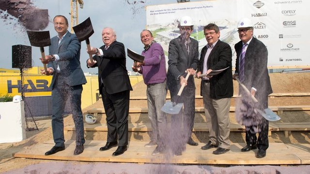 Mit violetter Erde wurde der Spatenstich vollzogen! | Foto: Max Spitzauer