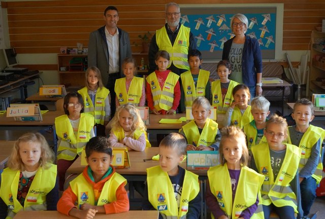 Die Erstklassler der Volksschule Mehrnbach mit ihren neuen Warnwesten. | Foto: JM Hötzinger
