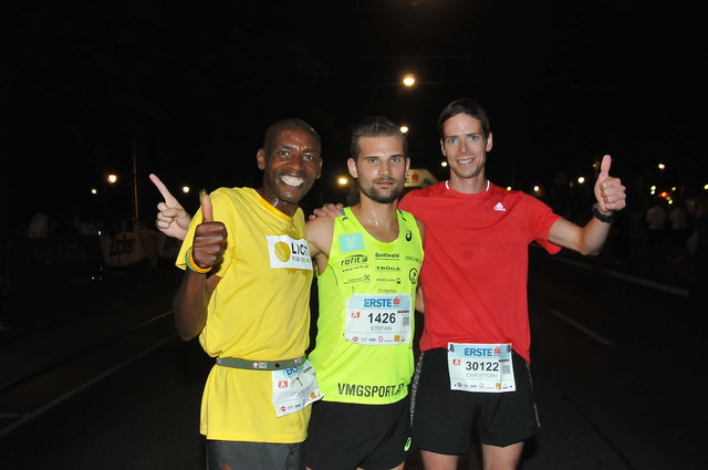 Die drei Erstplazierten: (vl) 2. Joseph Kibunja, 1. Christian Steinhammer und 3. Christoph Laister