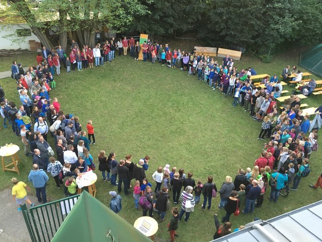 Bei der Startveranstaltung  am 23.09. wurde der große Kreis als Ausdruck des Gemeinschaftsgefühls geformt. | Foto: F. Prischl