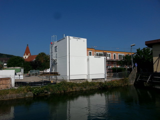 Anlage Wilhelmsburg: Die Errichtung aus Fertigmodulen erlaubt eine rasche saubere Bauausführung. Bei kompaktem Platzbedarf wird regionales Waldhackgut zur erneuerbaren Wärmeversorgung genutzt.