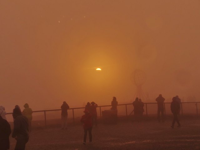 Mitternachtssonne am Nordkap bei Regen und Sturm
