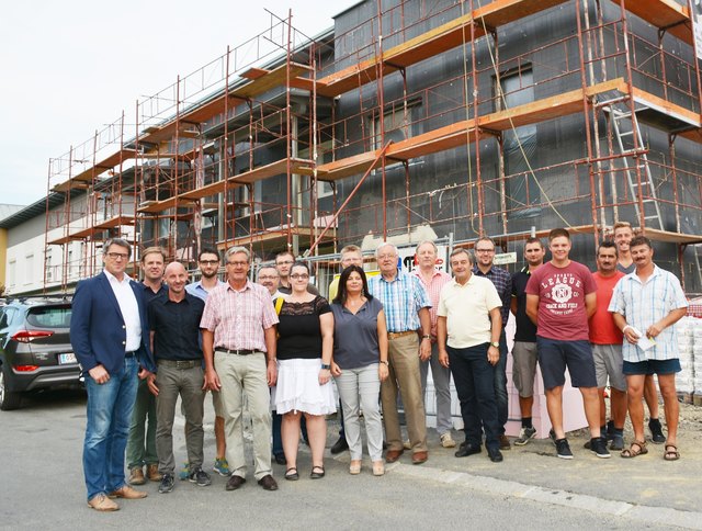 Neben dem Altenheim in Neuhaus am Klausenbach entstehen derzeit zehn betreubare Wohneinheiten. | Foto: OSG