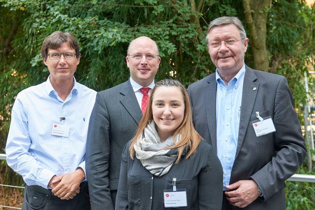 FH-Dozent Harald Rametsteiner, Martin Nitsche (Präsident Deutscher Dialogmarketing Verband e. V.), Preisträgerin Katharina Visur und Anton Jenzer (Präsident Dialogmarketing Verband Österreich). | Foto: Martin Starl