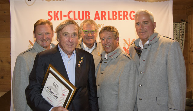 SCA-Ehrenzeichen für 60 Jahre Mitgliedschaft für Klaus Hoch. Der SCA Vorstand gratulierte. | Foto: SCA