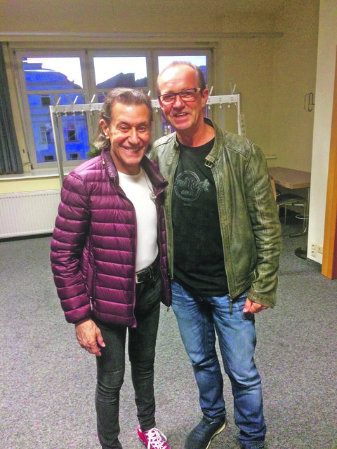 Albert Hammond mit Helmut Wagner (re.). Der Leobener sorgte beim Konzert in Leoben für optimalen Ton und für ein stimmiges Licht. | Foto: KK