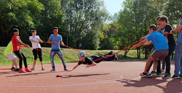 Wie Agent Ethan Hunt und sein Team bergen die Schüler einen Gegenstand ohne Berührung des Bodens.