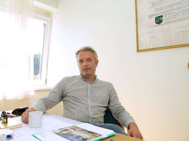 Der rote Bürgermeister Peter Steinwender trank beim Interview mit den Bezirksblättern schwarzen Kaffee.