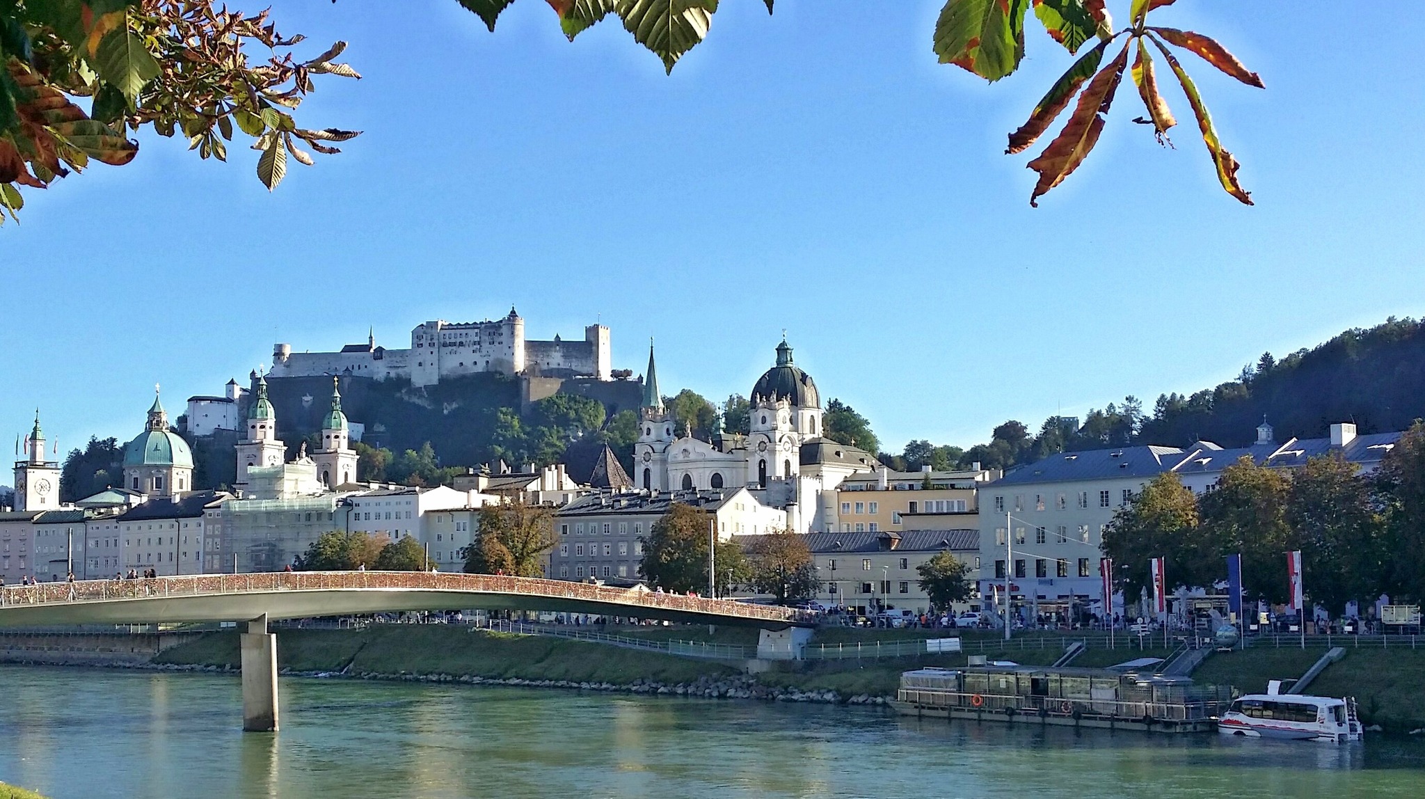 die-salzburger-altstadt-mit-der-anlegestelle-f-r-die-salzach