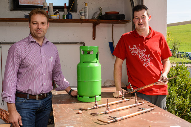 Kälteanlagen- und Elektrotechniker Bernhard Simader (r.) mit seinem Lehrlingsausbilder Rupert Danninger (l.). | Foto: Foto: Alfred Hofer