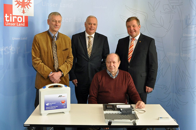 Diesem Patienten geht es dank HerzMobil Tirol besser: V. re. Gesundheitslandesrat Bernhard Tilg, Patient Horst Döller aus Rinn, TGKK-Obmann Werner Salzburger, Prof. Gerhard Pölzl, ärztlicher Leiter des HerzMobil Tirol-Programms.