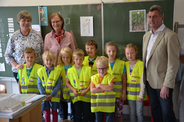 VS-Direktorin Marianne Fischer-Waltenberger, Klassenlehrerin Karola Sandberger und Bürgermeister Manfred Haslehner mit den Schülern der 1. Klasse der Volksschule Heiligenberg, die sichtlich erfreut in ihre Warnwesten geschlüpft sind. | Foto: Herbert Dieplinger