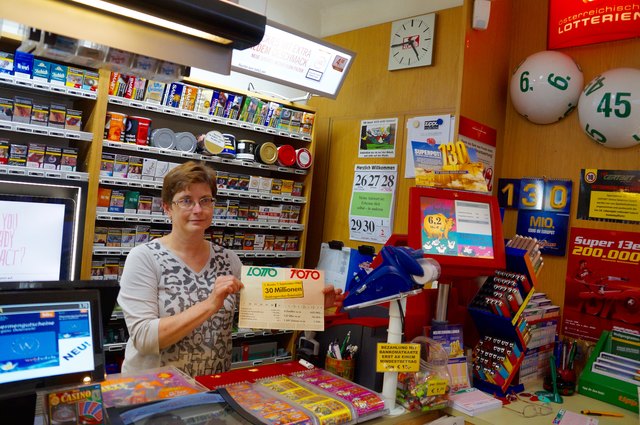 Doris Reiterer mit dem ersten Plakat der Lotto-Gesellschaft. Damals ging es um 6.5 Millionen Schilling.
