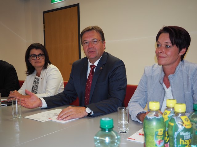 Günther Platter will den Fernpass-Scheiteltunnel schnellstmöglich verwirklichen. Elisabeth Pfurtscheller (li) und Sonja Ledl-Rossmann haben mit der von ihnen und der Wirtschaft des Oberlandes erarbeiteten Resolution die Vorarbeit für diese Entscheidung geleistet.