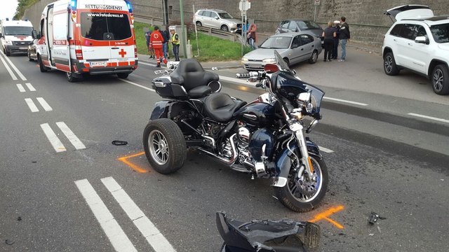 Der Lenker des Motorrads krachte in das Auto. | Foto: FF Klosterneuburg