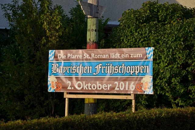 Einladungsplakat vor dem Pfarrheim.