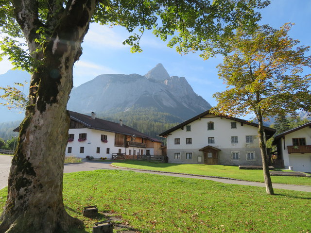 Blick durch den Morgendunst zur 2417m hohen Ehrwalder Sonnenspitze, die noch Teil der Mieminger Kette ist