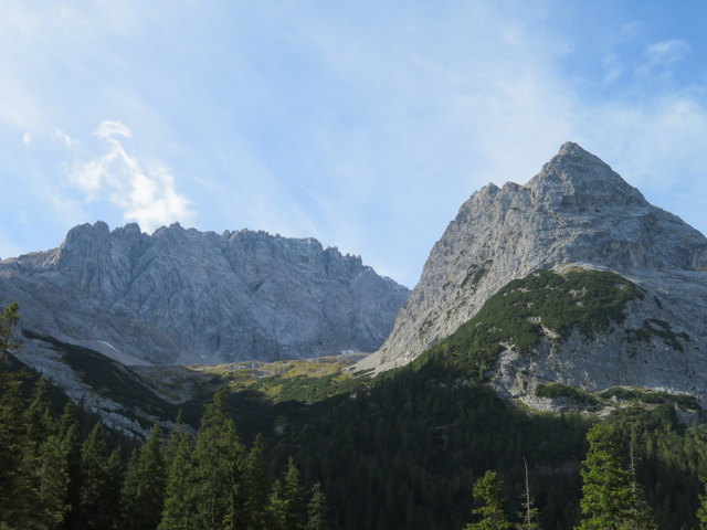 Beeindruckend schön: Die Zacken und Schrofen, Hochflächen und Gipfel der Mieminger Kette vom Gaistal aus gesehen