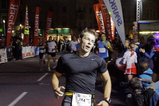 Alexander Tohati kam mit einer Zeit von 00:20:12,9 in das Ziel und belegte beim sechsten Linzer Sparkasse City Nightrun, mit über 2400 Startern, den 112. Platz. | Foto: Regionalsport.at