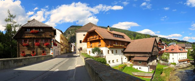 Die Fleischbrücke in Mauterndorf mit der alten Mühle führt hin zur Burg.