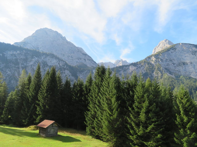 Entweder mit der Bahngondel oder auf bequemen Schotterstraßen kann man von Ehrwald aus den Weg hinauf zum Beginn des Gaistals in Angriff nehmen. Die Aussich auf die Berge der Mieminger Kette im Süden ist auf jeden Fall wunderschön