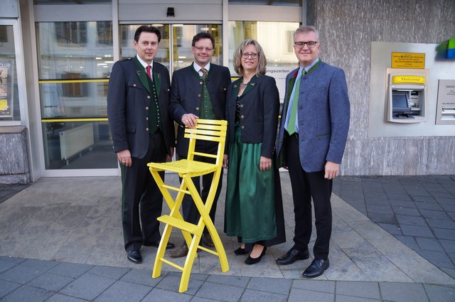 Bald in der Raiffeisenbank Leibnitz für die Kunden aus Wagna anzutreffen: Roland Flakus und Astrid Stani mit den Vorstandsdir. Andreas Draxler (l.) und Peter Wippel (r.).