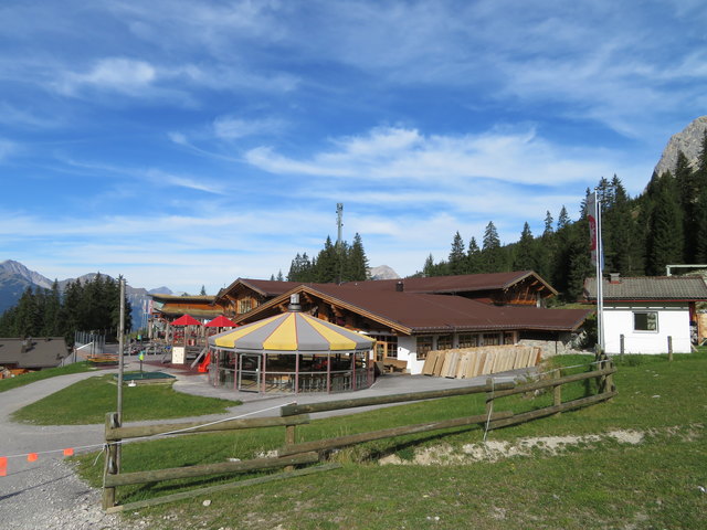 Auf 1500m steht die Ehrwalder Alm an der Bergstation der Almbahnen und bietet Spaß für die Kleinen und Stärkkung für die Großen