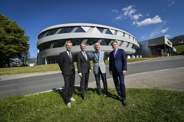 Bei der offiziellen Eröffnung des Bürogebäudes in Bad St. Leonhard: Werksleiter Josef Tinzl, Geschäftsführer Cornelius Geislinger, Architekt Volkmar Burgstaller, Geschäftsführer Matthias Geislinger (von links) | Foto: Geislinger