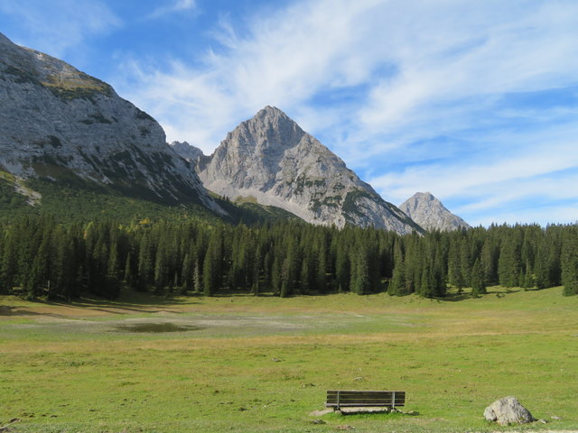 Unweit der Ehrwalder Alm liegt der Igelsee- zumindest dann und wann. In diesem Herbst ist der nur periodisch auftretende See, der weder oberirdische Ab- noch Zuflüsse hat, lediglich eine bescheidene kleine Lacke, deren Ausdehnung abhängig von Niederschlag und Verdunstung ist