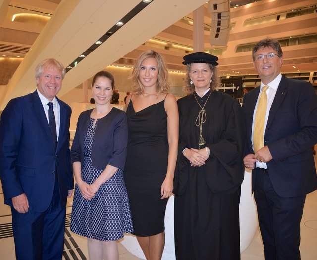 Willy Lehmann (Markenagentur), die Preisträgerinnen Alexandra Sprinzl und Julia Ambrosewicz, Barbara Stöttinger (Dekanin WU Executive Academy) und Dieter Scharitzer (Lehrgangsleiter Marketing & Sales) | Foto: Lehmann