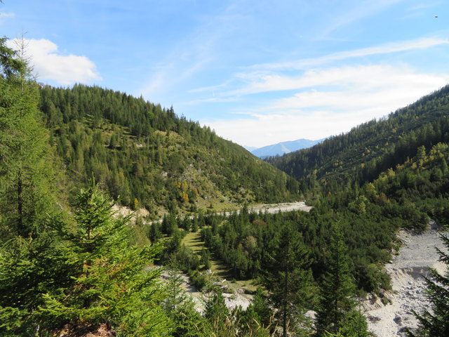 Sieht fast nach unberührter Wildnis aus: Blick auf die Leutascher Ache, die sich hier am nördlichen Fuß der Hohen Munde ihr Bett tief in den Boden gegraben hat