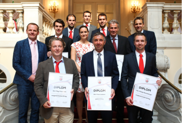 Die  Absolventen: 1. Reihe (v.l.n.r.): Franz Solti, Franz Lederer, Philipp Nestelberger; 2. Reihe: Reinhard Herovits (Bundesliga-Vorstand), Mathias Slezak, Pia Haschke (BMLVS), Lorenz Staudinger, Markus Kraetschmer (Bundesliga-Vizepräsident); 3. Reihe: Bernhard Lampl, Benedikt Pultar, Michael Litschka | Foto: GEPA