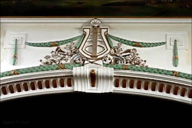Schmückendes Detail über dem Bühnentor