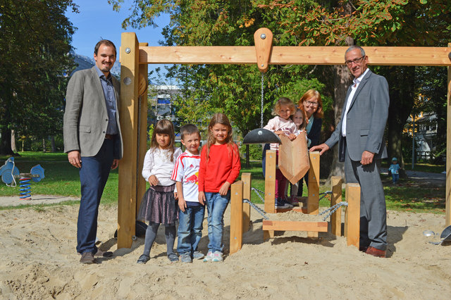 Thomas Rußegger, Kinder vom Kindergarten Am Almbach, Angelika Prömer, Bürgermeister Gerhard Anzengruber.