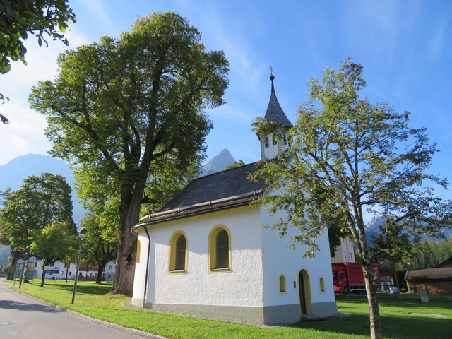 Die malerische Kapelle zum Heiligen Martin "im Holz" steht direkt an der Straße, die zur Talstation der Ehrwalder Almbahnen führt
