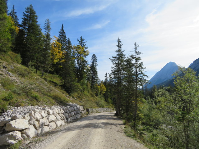 Auf solchen Wegen fühlen sich Fußgänger und Pedalritter gleichermaßen wohl. Tatsächlich ist die Strecke selten so leer wie sie hier scheint