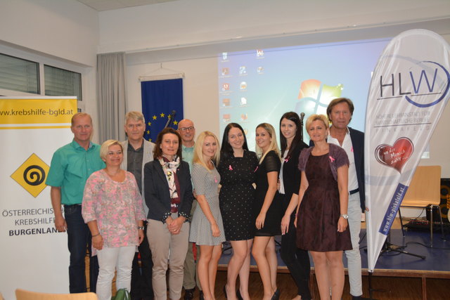 Die vier Organisatorinnen mit den Ehrengästen beim gemeinsamen Foto