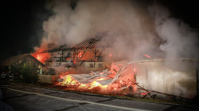 Defekter Traktor löst offenbar Großbrand in Franking aus. Menschen und Tiere werden nicht verletzt.