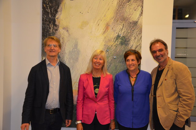 Laudator Wolfgang Schäffner, HBLW-Direktorin Petra Schlechter, Kuratorin Lisa Kschwendt und der Künstler Wolfgang Tanner bei der Vernissage in der Galerie SCOLARTA.        Foto: Robert Kalss