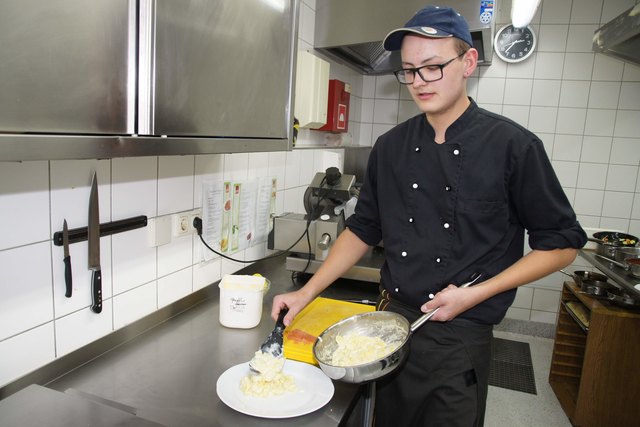 Die Kartoffeln müssen die Sahne aufgenommen haben.