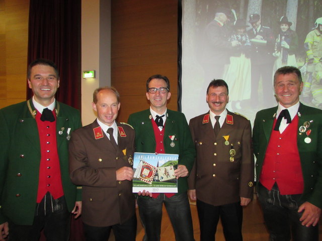 Präsentierten Jubiläumskalender: Kapellmeister Hubert Pfeifer, FF-Kdt. Hannes Gander, MK-Obmann Stefan Siegele, FF-Kdt-Stv. Thomas Ladner und Bgm. Helmut Ladner.