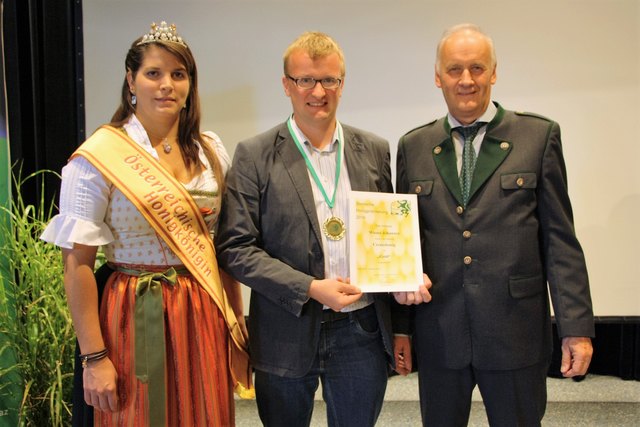 Gold-Imker Johannes Wieser aus Frohnleiten mit Honigkönigin Elisabeth I. und Präs. Maximilian Marek