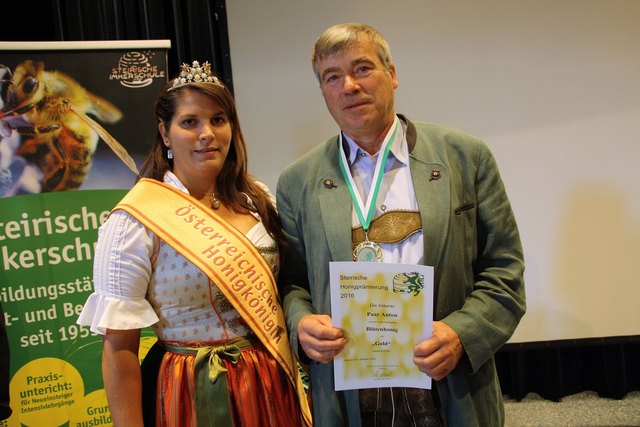 Die Honigkönigin gratuliert dem Stattegger Imker Anton Paar zu Gold in der Kategorie Blütenhonig.