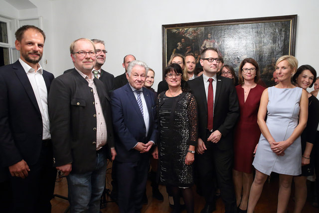 Landeshauptmann Josef Pühringer mit Adfontes-Initiator Christian Wiesinger (2. v. l.), dem Ärzte- und Therapeuten-Team sowie Ehrengästen. | Foto: Land OÖ/Kraml