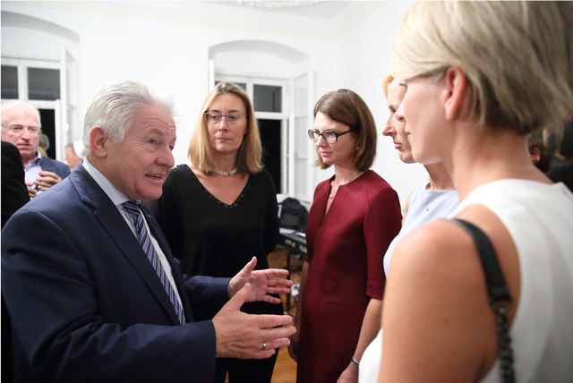 Landeshauptmann Josef Pühringer bei der Adfontes-Eröffnung im Gespräch mit Rheumatologin Angelika Kraus, Gynäkologin Irene Veit, Psychotherapeutin Nicole Koblmiller und Diätologin Karin Leitner. | Foto: Land OÖ/Kraml