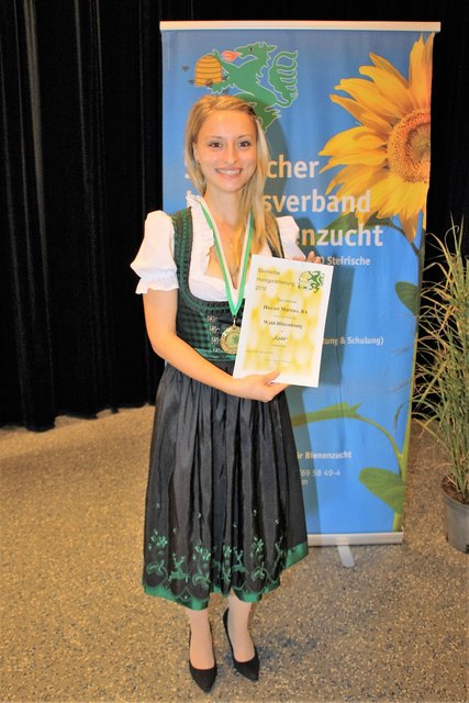 Soeben das Wirtschaftsstudium abgeschlossen und jetzt auch noch Gold bei der Honigprämiierung:  Martina Hierzer aus St. Marein